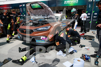 2021-08-22 - Huff Rob (gbr), Zengo Motorsport, Cupa Leon Competicion TCR, mechanics trying to repair his car on time before Race 2 during the 2021 FIA WTCR Race of Hungary, 4th round of the 2021 FIA World Touring Car Cup, Hungaroring, from August 20 to 22, 2021 in Budapest - Photo Florent Gooden / DPPI - 2021 FIA WTCR RACE OF HUNGARY, 4TH ROUND OF THE 2021 FIA WORLD TOURING CAR CUP - GRAND TOURISM - MOTORS