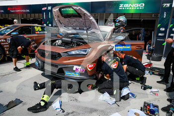 2021-08-22 - Huff Rob (gbr), Zengo Motorsport, Cupa Leon Competicion TCR, mechanics trying to repair his car on time before Race 2 during the 2021 FIA WTCR Race of Hungary, 4th round of the 2021 FIA World Touring Car Cup, Hungaroring, from August 20 to 22, 2021 in Budapest - Photo Florent Gooden / DPPI - 2021 FIA WTCR RACE OF HUNGARY, 4TH ROUND OF THE 2021 FIA WORLD TOURING CAR CUP - GRAND TOURISM - MOTORS