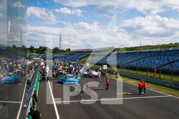 2021-08-22 - Starting grid: Huff Rob's car missing as the mechanics tried to fix his car in timeduring the 2021 FIA WTCR Race of Hungary, 4th round of the 2021 FIA World Touring Car Cup, Hungaroring, from August 20 to 22, 2021 in Budapest - Photo Florent Gooden / DPPI - 2021 FIA WTCR RACE OF HUNGARY, 4TH ROUND OF THE 2021 FIA WORLD TOURING CAR CUP - GRAND TOURISM - MOTORS