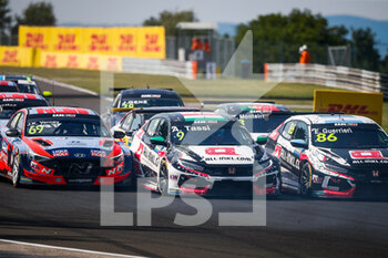 2021-08-22 - 69 Vernay Jean-Karl (fra), Engstler Hyundai N Liqui Moly Racing Team, Hyundai Elantra N TCR, 09 Tassi Attila (hun), ALL-INKL.DE Munnich Motorsport, Honda Civic Type R TCR (FK8), 86 Guerrieri Esteban (arg), ALL-INKL.COM Munnich Motorsport, Honda Civic Type R TCR (FK8), action during the 2021 FIA WTCR Race of Hungary, 4th round of the 2021 FIA World Touring Car Cup, Hungaroring, from August 20 to 22, 2021 in Budapest - Photo Florent Gooden / DPPI - 2021 FIA WTCR RACE OF HUNGARY, 4TH ROUND OF THE 2021 FIA WORLD TOURING CAR CUP - GRAND TOURISM - MOTORS