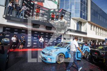 2021-08-22 - Urrutia Santiago (uru), Cyan Performance Lynk & Co, Lync & Co 03 TCR, portrait podium during the 2021 FIA WTCR Race of Hungary, 4th round of the 2021 FIA World Touring Car Cup, Hungaroring, from August 20 to 22, 2021 in Budapest - Photo Grégory Lenormand / DPPI - 2021 FIA WTCR RACE OF HUNGARY, 4TH ROUND OF THE 2021 FIA WORLD TOURING CAR CUP - GRAND TOURISM - MOTORS