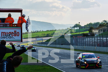 2021-10-10 - The arrival of race 2 - TCR ITALY 2021 - ROUND FINALE MUGELLO - GRAND TOURISM - MOTORS