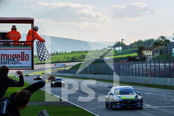 2021-10-10 - The arrival of race 2 - TCR ITALY 2021 - ROUND FINALE MUGELLO - GRAND TOURISM - MOTORS