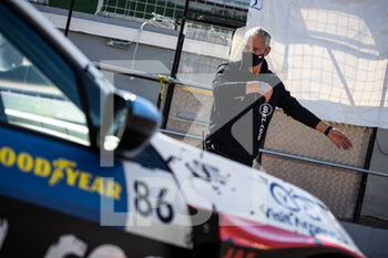 2021-10-08 - mechanic, mecanicien pitlane, during the 2021 FIA WTCR Race of Czech Republic, 5th round of the 2021 FIA World Touring Car Cup, on the Autodrom Most, from October 8 to 10, 2021 in Most, Czech Republic - 2021 FIA WTCR RACE OF CZECH REPUBLIC, 5TH ROUND OF THE 2021 FIA WORLD TOURING CAR CUP - GRAND TOURISM - MOTORS