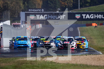 10/10/2021 - Start of Race 1: 11 Bjork Thed (swe), Cyan Performance Lynk & Co, Lync & Co 03 TCR, 29 Girolami Nestor (arg), ALL-INKL.COM Munnich Motorsport, Honda Civic Type R TCR (FK8), Fulin Petr (cze), Cupra Leon Competicion TCR, 17 Berthon Nathanaël (fra), Comtoyou DHL Team Audi Sport, Audi RS 3 LMS TCR (2021), crash, accident, during the 2021 FIA WTCR Race of Czech Republic, 5th round of the 2021 FIA World Touring Car Cup, on the Autodrom Most, from October 8 to 10, 2021 in Most, Czech Republic - 2021 FIA WTCR RACE OF CZECH REPUBLIC, 5TH ROUND OF THE 2021 FIA WORLD TOURING CAR CUP - TURISMO E GRAN TURISMO - MOTORI
