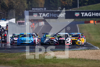 10/10/2021 - Start of Race 1: 11 Bjork Thed (swe), Cyan Performance Lynk & Co, Lync & Co 03 TCR, 29 Girolami Nestor (arg), ALL-INKL.COM Munnich Motorsport, Honda Civic Type R TCR (FK8), Fulin Petr (cze), Cupra Leon Competicion TCR, 17 Berthon Nathanaël (fra), Comtoyou DHL Team Audi Sport, Audi RS 3 LMS TCR (2021), crash, accident, during the 2021 FIA WTCR Race of Czech Republic, 5th round of the 2021 FIA World Touring Car Cup, on the Autodrom Most, from October 8 to 10, 2021 in Most, Czech Republic - 2021 FIA WTCR RACE OF CZECH REPUBLIC, 5TH ROUND OF THE 2021 FIA WORLD TOURING CAR CUP - TURISMO E GRAN TURISMO - MOTORI