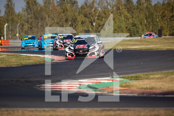 10/10/2021 - 29 Girolami Nestor (arg), ALL-INKL.COM Munnich Motorsport, Honda Civic Type R TCR (FK8), action 86 Guerrieri Esteban (arg), ALL-INKL.COM Munnich Motorsport, Honda Civic Type R TCR (FK8), action 68 Ehrlacher Yann (fra), Cyan Racing Lynk & Co, Lync & Co 03 TCR, action 100 Muller Yvan (fra), Cyan Racing Lynk & Co, Lync & Co 03 TCR, action during the Race 1 of the 2021 FIA WTCR Race of Czech Republic, 5th round of the 2021 FIA World Touring Car Cup, on the Autodrom Most, from October 8 to 10, 2021 in Most, Czech Republic - 2021 FIA WTCR RACE OF CZECH REPUBLIC, 5TH ROUND OF THE 2021 FIA WORLD TOURING CAR CUP - TURISMO E GRAN TURISMO - MOTORI