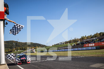10/10/2021 - chequered flag, drapeau à damier 29 Girolami Nestor (arg), ALL-INKL.COM Munnich Motorsport, Honda Civic Type R TCR (FK8), action during the Race 1 of the 2021 FIA WTCR Race of Czech Republic, 5th round of the 2021 FIA World Touring Car Cup, on the Autodrom Most, from October 8 to 10, 2021 in Most, Czech Republic - 2021 FIA WTCR RACE OF CZECH REPUBLIC, 5TH ROUND OF THE 2021 FIA WORLD TOURING CAR CUP - TURISMO E GRAN TURISMO - MOTORI