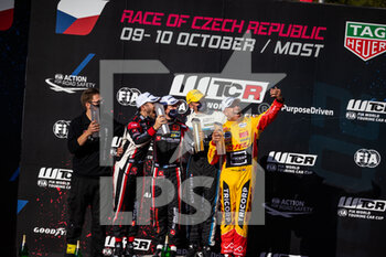 10/10/2021 - Girolami Nestor (arg), ALL-INKL.COM Munnich Motorsport, Honda Civic Type R TCR (FK8), portrait Guerrieri Esteban (arg), ALL-INKL.COM Munnich Motorsport, Honda Civic Type R TCR (FK8), portrait Ehrlacher Yann (fra), Cyan Racing Lynk & Co, Lync & Co 03 TCR, portrait Coronel Tom (ndl), Comtoyou DHL Team Audi Sport, Audi RS 3 LMS TCR (2021), portrait podium during the 2021 FIA WTCR Race of Czech Republic, 5th round of the 2021 FIA World Touring Car Cup, on the Autodrom Most, from October 8 to 10, 2021 in Most, Czech Republic - 2021 FIA WTCR RACE OF CZECH REPUBLIC, 5TH ROUND OF THE 2021 FIA WORLD TOURING CAR CUP - TURISMO E GRAN TURISMO - MOTORI