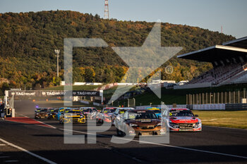 10/10/2021 - 96 Azcona Mikel (spa), Zengo Motorsport, Cupra Leon Competicion TCR, action 05 Michelisz Norbert (hun), BRC Hyundai N Lukoil Squadra Corse, Hyundai Elantra N TCR, action 17 Berthon Nathanaël (fra), Comtoyou DHL Team Audi Sport, Audi RS 3 LMS TCR (2021), action start of the race, depart, during the Race 2 of the 2021 FIA WTCR Race of Czech Republic, 5th round of the 2021 FIA World Touring Car Cup, on the Autodrom Most, from October 8 to 10, 2021 in Most, Czech Republic - 2021 FIA WTCR RACE OF CZECH REPUBLIC, 5TH ROUND OF THE 2021 FIA WORLD TOURING CAR CUP - TURISMO E GRAN TURISMO - MOTORI