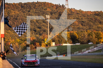 10/10/2021 - chequered flag, drapeau à damier 05 Michelisz Norbert (hun), BRC Hyundai N Lukoil Squadra Corse, Hyundai Elantra N TCR, action 96 Azcona Mikel (spa), Zengo Motorsport, Cupra Leon Competicion TCR, action during the Race 2 of the 2021 FIA WTCR Race of Czech Republic, 5th round of the 2021 FIA World Touring Car Cup, on the Autodrom Most, from October 8 to 10, 2021 in Most, Czech Republic - 2021 FIA WTCR RACE OF CZECH REPUBLIC, 5TH ROUND OF THE 2021 FIA WORLD TOURING CAR CUP - TURISMO E GRAN TURISMO - MOTORI