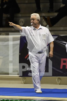 2021-11-18 - Referee in action during the Waterpolo Euro League Women, Group B, Day 1 between CE Mediterrani and FTC Telecom Budapest at Polo Natatorio, 18th November, 2021 in Rome, Italy.  - CN MEDITERRANI BARCELONA VS FTC TELEKOM BUDAPEST - EURO LEAGUE WOMEN - WATERPOLO
