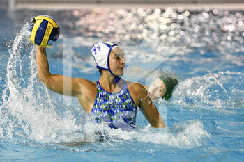2021-11-18 - Paula CRESPI BARRIGA of CE Mediterrani (ESP) in action during the Waterpolo Euro League Women, Group B, Day 1 between CE Mediterrani and FTC Telecom Budapest at Polo Natatorio, 18th November, 2021 in Rome, Italy.  - CN MEDITERRANI BARCELONA VS FTC TELEKOM BUDAPEST - EURO LEAGUE WOMEN - WATERPOLO