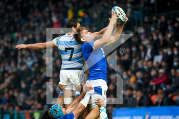 2021-11-13 - Federico Ruzza (Italy) winning the touch against Juan Martin Gonzalez (Argentina) - TEST MATCH 2021, ITALIA VS ARGENTINA - AUTUMN NATIONS SERIES - RUGBY