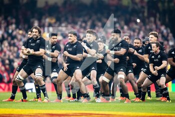 2021-10-30 - New Zealand players perform the haka ahead of the Autumn Internationals rugby union match between Wales and New Zealand on October 30, 2021 at Principality Stadium in Cardiff, Wales - WALES VS NEW ZEALAND - AUTUMN NATIONS SERIES - RUGBY