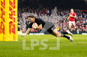 2021-10-30 - Beauden Barrett of New Zealand scores his sides first try during the Autumn Internationals rugby union match between Wales and New Zealand on October 30, 2021 at Principality Stadium in Cardiff, Wales - WALES VS NEW ZEALAND - AUTUMN NATIONS SERIES - RUGBY