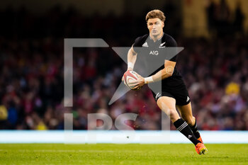 2021-10-30 - Beauden Barrett of New Zealand during the Autumn Internationals rugby union match between Wales and New Zealand on October 30, 2021 at Principality Stadium in Cardiff, Wales - WALES VS NEW ZEALAND - AUTUMN NATIONS SERIES - RUGBY