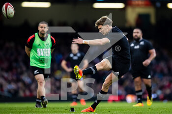 2021-10-30 - Jordie Barrett of New Zealand kicks a penalty during the Autumn Internationals rugby union match between Wales and New Zealand on October 30, 2021 at Principality Stadium in Cardiff, Wales - WALES VS NEW ZEALAND - AUTUMN NATIONS SERIES - RUGBY