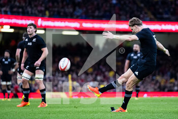 2021-10-30 - Jordie Barrett of New Zealand kicks a penalty during the Autumn Internationals rugby union match between Wales and New Zealand on October 30, 2021 at Principality Stadium in Cardiff, Wales - WALES VS NEW ZEALAND - AUTUMN NATIONS SERIES - RUGBY