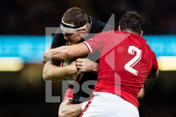 2021-10-30 - Brodie Retallick of New Zealand is tackled by Ryan Elias of Wales during the Autumn Internationals rugby union match between Wales and New Zealand on October 30, 2021 at Principality Stadium in Cardiff, Wales - WALES VS NEW ZEALAND - AUTUMN NATIONS SERIES - RUGBY