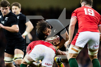 2021-10-30 - Sam Whitelock of New Zealand is tackled by Ross Moriarty of Wales during the Autumn Internationals rugby union match between Wales and New Zealand on October 30, 2021 at Principality Stadium in Cardiff, Wales - WALES VS NEW ZEALAND - AUTUMN NATIONS SERIES - RUGBY