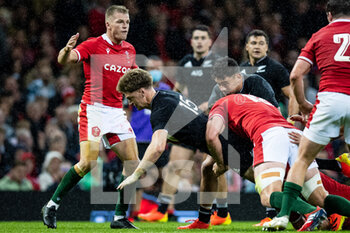 2021-10-30 - Jordie Barrett of New Zealand is tackled by Will Rowlands of Wales during the Autumn Internationals rugby union match between Wales and New Zealand on October 30, 2021 at Principality Stadium in Cardiff, Wales - WALES VS NEW ZEALAND - AUTUMN NATIONS SERIES - RUGBY
