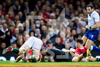 2021-10-30 - TJ Perenara of New Zealand scores his sides second try during the Autumn Internationals rugby union match between Wales and New Zealand on October 30, 2021 at Principality Stadium in Cardiff, Wales - WALES VS NEW ZEALAND - AUTUMN NATIONS SERIES - RUGBY