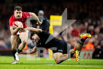 2021-10-30 - Tomos Williams of Wales evades the tackle of Codie Taylor of New Zealand during the Autumn Internationals rugby union match between Wales and New Zealand on October 30, 2021 at Principality Stadium in Cardiff, Wales - WALES VS NEW ZEALAND - AUTUMN NATIONS SERIES - RUGBY