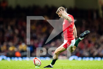 2021-10-30 - Rhys Priestland of Wales kicks a penalty during the Autumn Internationals rugby union match between Wales and New Zealand on October 30, 2021 at Principality Stadium in Cardiff, Wales - WALES VS NEW ZEALAND - AUTUMN NATIONS SERIES - RUGBY