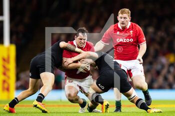 2021-10-30 - Ryan Elias of Wales is tackled by TJ Perenara of New Zealand during the Autumn Internationals rugby union match between Wales and New Zealand on October 30, 2021 at Principality Stadium in Cardiff, Wales - WALES VS NEW ZEALAND - AUTUMN NATIONS SERIES - RUGBY