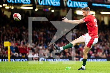 2021-10-30 - Rhys Priestland of Wales converts during the Autumn Internationals rugby union match between Wales and New Zealand on October 30, 2021 at Principality Stadium in Cardiff, Wales - WALES VS NEW ZEALAND - AUTUMN NATIONS SERIES - RUGBY