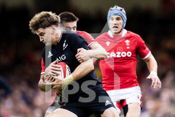 2021-10-30 - Jordie Barrett of New Zealand is tackled by Josh Adams of Wales during the Autumn Internationals rugby union match between Wales and New Zealand on October 30, 2021 at Principality Stadium in Cardiff, Wales - WALES VS NEW ZEALAND - AUTUMN NATIONS SERIES - RUGBY