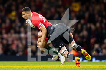 2021-10-30 - Ben Thomas of Wales is tackled by Sam Whitelock of New Zealand during the Autumn Internationals rugby union match between Wales and New Zealand on October 30, 2021 at Principality Stadium in Cardiff, Wales - WALES VS NEW ZEALAND - AUTUMN NATIONS SERIES - RUGBY