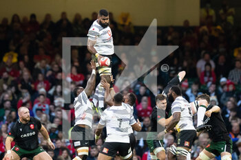 2021-11-14 - Albert Tuisue of Fiji claims the lineout during the Autumn Nations Series 2021, rugby union test match between Wales and Fiji on November 14, 2021 at Principality Stadium in Cardiff, Wales - TEST MATCH 2021 - WALES VS FIJI - AUTUMN NATIONS SERIES - RUGBY