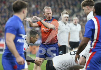 2021-11-20 - Referee Wayne Barnes of England during the Autumn Nations Series 2021, rugby union test match between France and New Zealand (All Blacks) on November 20, 2021 at Stade de France in Saint-Denis near Paris, France - FRANCE VS NEW ZEALAND (ALL BLACKS) - AUTUMN NATIONS SERIES - RUGBY