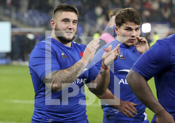 2021-11-20 - Cyril Baille, Antoine Dupont of France celebrate the victory following the Autumn Nations Series 2021, rugby union test match between France and New Zealand (All Blacks) on November 20, 2021 at Stade de France in Saint-Denis near Paris, France - FRANCE VS NEW ZEALAND (ALL BLACKS) - AUTUMN NATIONS SERIES - RUGBY