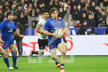 2021-11-20 - Damian Penaud (FRA) runs with the ball during the Autumn Nations Series 2021, rugby union test match between France and New Zealand on November 20, 2021 at Stade de France in Saint-Denis, France - FRANCE VS NEW ZEALAND (ALL BLACKS) - AUTUMN NATIONS SERIES - RUGBY