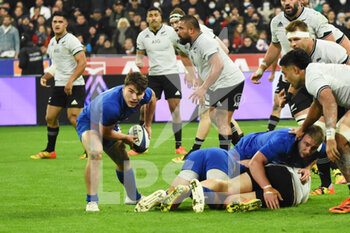 2021-11-20 - Antoine Dupont (FRA) passes the ball during the Autumn Nations Series 2021, rugby union test match between France and New Zealand on November 20, 2021 at Stade de France in Saint-Denis, France - FRANCE VS NEW ZEALAND (ALL BLACKS) - AUTUMN NATIONS SERIES - RUGBY