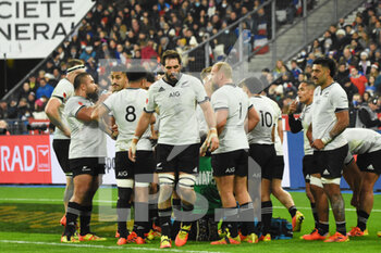 2021-11-20 - NZ team players are dejected during the Autumn Nations Series 2021, rugby union test match between France and New Zealand on November 20, 2021 at Stade de France in Saint-Denis, France - FRANCE VS NEW ZEALAND (ALL BLACKS) - AUTUMN NATIONS SERIES - RUGBY