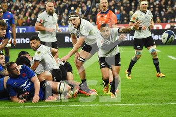 2021-11-20 - Aaron Smith (NZ) passes the ball during the Autumn Nations Series 2021, rugby union test match between France and New Zealand on November 20, 2021 at Stade de France in Saint-Denis, France - FRANCE VS NEW ZEALAND (ALL BLACKS) - AUTUMN NATIONS SERIES - RUGBY