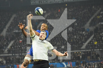 2021-11-20 - Cameron Woki (FRA) and Brodie Retallick (NZ) try to catch the ball during the Autumn Nations Series 2021, rugby union test match between France and New Zealand on November 20, 2021 at Stade de France in Saint-Denis, France - FRANCE VS NEW ZEALAND (ALL BLACKS) - AUTUMN NATIONS SERIES - RUGBY