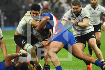 2021-11-20 - Uini Atonio (FRA) is tackled during the Autumn Nations Series 2021, rugby union test match between France and New Zealand on November 20, 2021 at Stade de France in Saint-Denis, France - FRANCE VS NEW ZEALAND (ALL BLACKS) - AUTUMN NATIONS SERIES - RUGBY