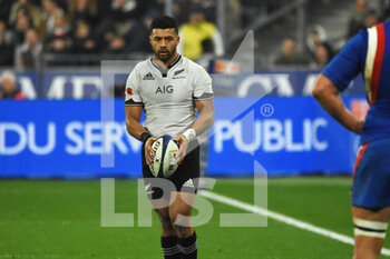 2021-11-20 - Richie Mo'unga (NZ) during the Autumn Nations Series 2021, rugby union test match between France and New Zealand on November 20, 2021 at Stade de France in Saint-Denis, France - FRANCE VS NEW ZEALAND (ALL BLACKS) - AUTUMN NATIONS SERIES - RUGBY