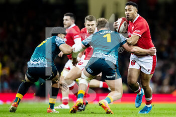 2021-11-20 - Uilisi Halaholo of Wales under pressure from James Slipper of Australia during the Autumn Nations Series 2021, rugby union test match between Wales and Australia on November 20, 2021 at the Principality Stadium in Cardiff, Wales - TEST MATCH 2021 - WALES VS AUSTRALIA - AUTUMN NATIONS SERIES - RUGBY