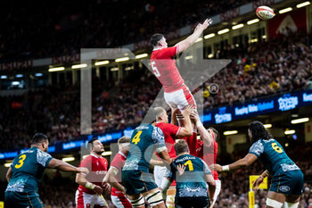 2021-11-20 - Seb Davies of Wales claims the lineout during the Autumn Nations Series 2021, rugby union test match between Wales and Australia on November 20, 2021 at the Principality Stadium in Cardiff, Wales - TEST MATCH 2021 - WALES VS AUSTRALIA - AUTUMN NATIONS SERIES - RUGBY