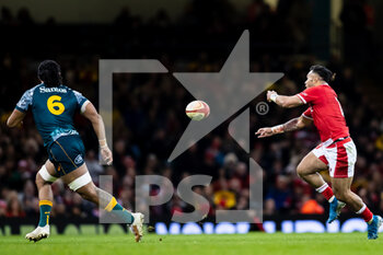 2021-11-20 - Uilisi Halaholo of Wales passes during the Autumn Nations Series 2021, rugby union test match between Wales and Australia on November 20, 2021 at the Principality Stadium in Cardiff, Wales - TEST MATCH 2021 - WALES VS AUSTRALIA - AUTUMN NATIONS SERIES - RUGBY