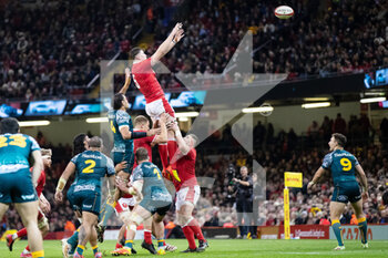 2021-11-20 - Seb Davies of Wales claims the lineout during the Autumn Nations Series 2021, rugby union test match between Wales and Australia on November 20, 2021 at the Principality Stadium in Cardiff, Wales - TEST MATCH 2021 - WALES VS AUSTRALIA - AUTUMN NATIONS SERIES - RUGBY