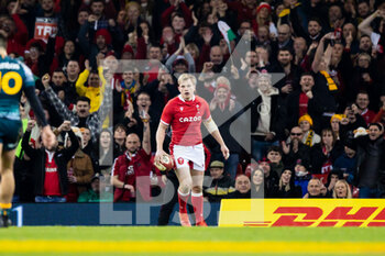 2021-11-20 - Nick Tompkins of Wales scores his sides second try during the Autumn Nations Series 2021, rugby union test match between Wales and Australia on November 20, 2021 at the Principality Stadium in Cardiff, Wales - TEST MATCH 2021 - WALES VS AUSTRALIA - AUTUMN NATIONS SERIES - RUGBY