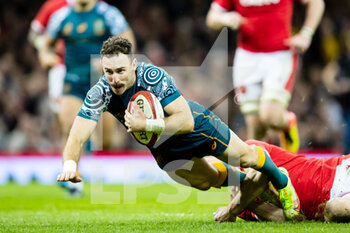2021-11-20 - Nic White of Australia scores his sides second try during the Autumn Nations Series 2021, rugby union test match between Wales and Australia on November 20, 2021 at the Principality Stadium in Cardiff, Wales - TEST MATCH 2021 - WALES VS AUSTRALIA - AUTUMN NATIONS SERIES - RUGBY