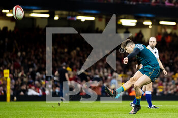 2021-11-20 - James O'Connor of Australia converts during the Autumn Nations Series 2021, rugby union test match between Wales and Australia on November 20, 2021 at the Principality Stadium in Cardiff, Wales - TEST MATCH 2021 - WALES VS AUSTRALIA - AUTUMN NATIONS SERIES - RUGBY